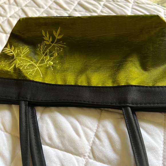 Beautiful hand-embroidered handbag in rich green color - Picture 15 of 16